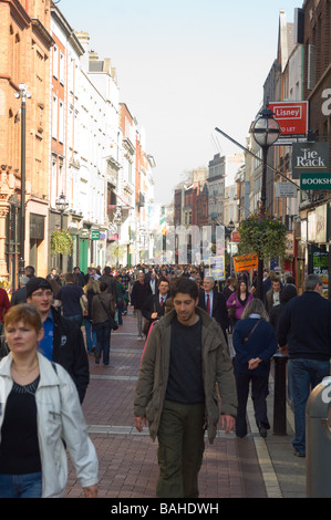 Shoppers sur Grafton Street, Dublin Banque D'Images