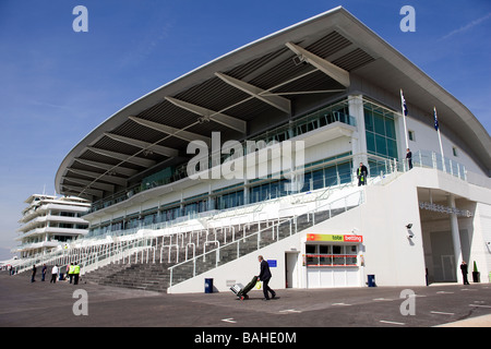 Le nouveau stand de la duchesse à la bas d'Epsom Race Course à Surrey avant une réunion Banque D'Images