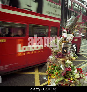 Un mémorial a été placé à l'endroit où un jeune homme appelé 'Carl' est mort à Shaftesbury Avenue, Londres Banque D'Images