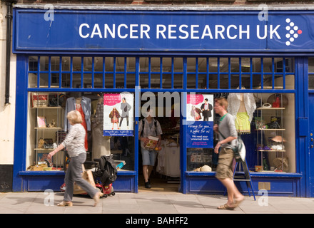 Cancer Research UK charity shop, Chichester, Sussex, UK. Banque D'Images