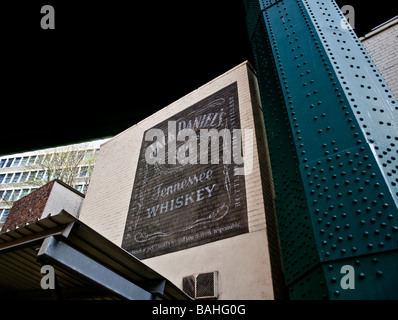 Un Jack Daniels peint sous le pont Tyne billboard dans les quais sont de Newcastle upon Tyne. Banque D'Images