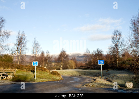 Deux 'bleu' Sortie Aucun signe sur une route glacée en hiver en Ecosse Banque D'Images