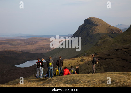 Équipe de marcheurs sur Quiraing, Trotternish Ridge, Isle of Skye, Scotland, UK Banque D'Images