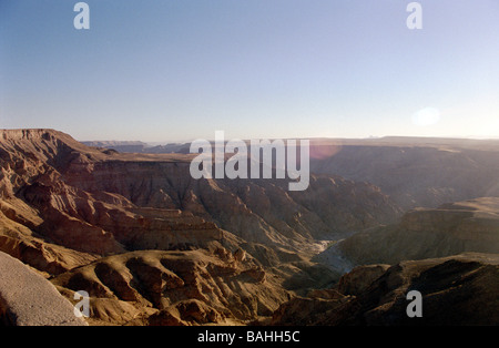 Gorges à Fish River Canyon, la Namibie au coucher du soleil. Banque D'Images