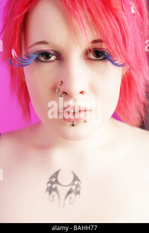 Head shot of a pretty girl cyber punk aux cheveux roses et de grands faux cils Banque D'Images