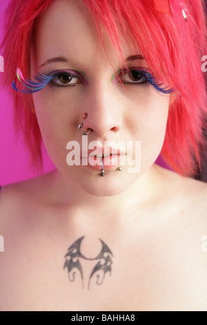 Head shot of a pretty girl cyber punk aux cheveux roses et de grands faux cils Banque D'Images