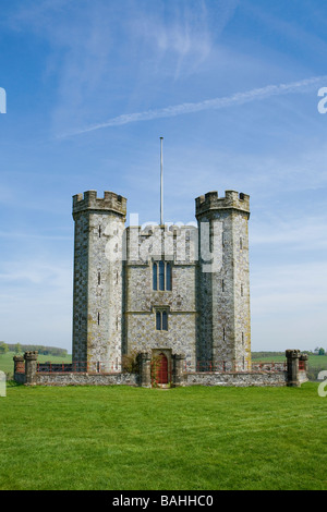 Hiorne un tour de folie du 18ème siècle sur une belle journée de printemps, Arundel Park, Sussex Banque D'Images