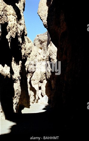 Soleil du désert lumineux casting shadows en Canyon de Sesriem, sossusvelei, la Namibie. Banque D'Images