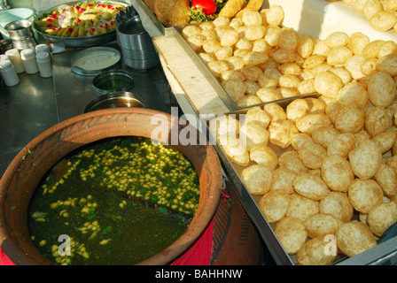 Panipuri est un creux, gonflée, rond de pâte avec une coquille croquante et c'est une rue populaire snack dans l'Inde Banque D'Images