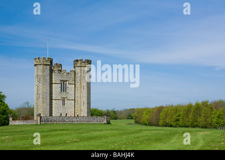 Hiorne un tour de folie du 18ème siècle sur une belle journée de printemps, Arundel Park, Sussex Banque D'Images