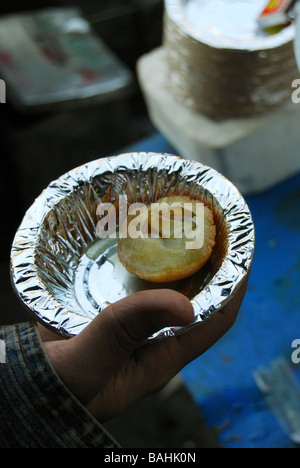 Panipuri est un creux, gonflée, rond de pâte avec une coquille croquante et c'est une rue populaire snack dans l'Inde Banque D'Images