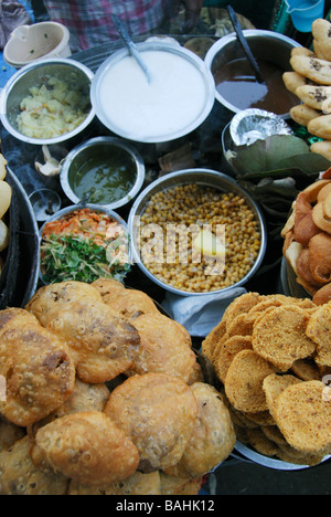 Panipuri est un creux, gonflée, rond de pâte avec une coquille croquante et c'est une rue populaire snack dans l'Inde Banque D'Images