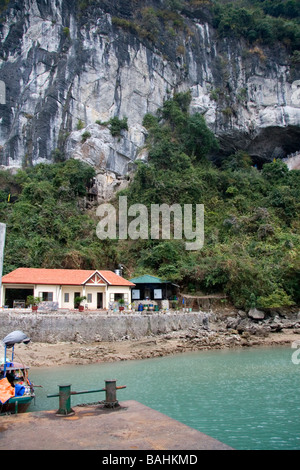 Entrée de la grotte Hang Sung Sot en Baie d'Ha Long Vietnam Banque D'Images