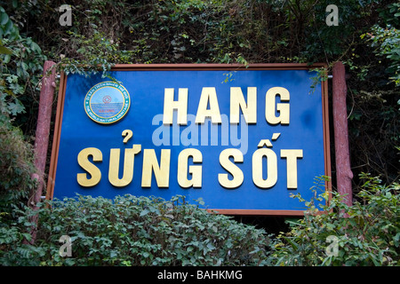 Entrée de la grotte Hang Sung Sot en Baie d'Ha Long Vietnam Banque D'Images