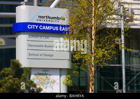 Nouvelle Ville Campus est l'Université de Northumbria à Newcastle upon Tyne city center sign post Banque D'Images