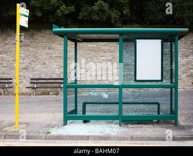 Un abri bus vandalisés avec toute une vitre de sécurité, brisée. Bournemouth, Dorset. UK. Banque D'Images