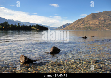 Surplombant le lac Wakatipu vers Frankton de Queenstown, Nouvelle-Zélande Banque D'Images