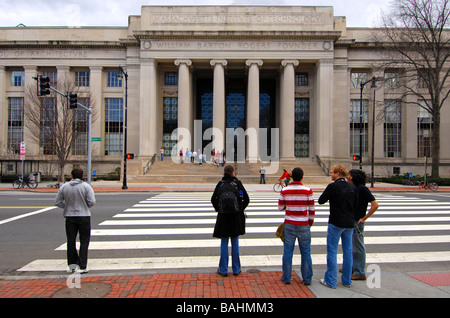 Les étudiants de l'un des piétons au croisement à l'Édifice Rogers du Massachusetts Institute of Technology MIT, Cambridge, MA, USA. Banque D'Images