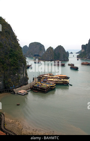 Vue panoramique de karsts calcaires et bateaux de touristes dans la baie de Ha Long Vietnam Banque D'Images