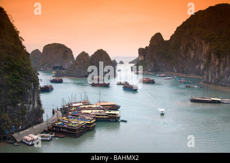 Vue panoramique de karsts calcaires et bateaux de touristes dans la baie de Ha Long Vietnam Banque D'Images