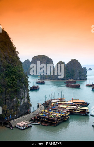 Vue panoramique de karsts calcaires et bateaux de touristes dans la baie de Ha Long Vietnam Banque D'Images