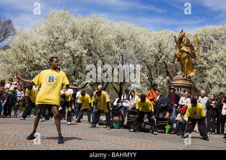 Troupe de danse hip hop l'exécution de Central Park sur la Cinquième Avenue à New York City Banque D'Images