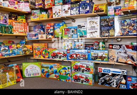 Boîtes de jouets créatifs et jeux pour enfants sur les étagères à l'intérieur d'une boutique ou magasin de jouets Banque D'Images