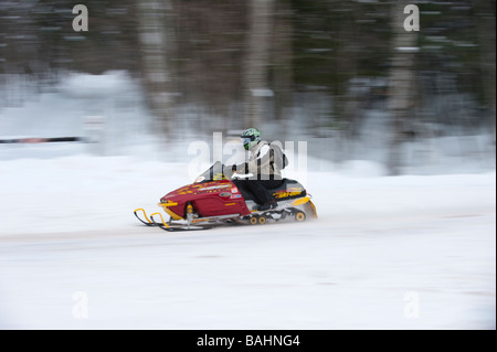 Une MOTONEIGE EN MOUVEMENT DE DISQUES SUR UN SENTIER À TRAVERS LES MONTAGNES PORCUPINE STATE PARK Banque D'Images