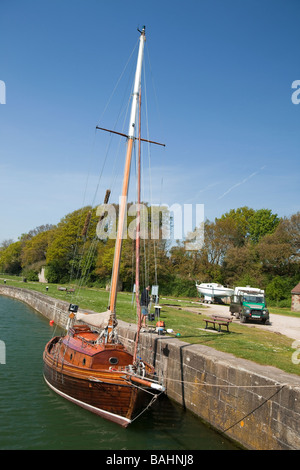 UK Gloucestershire Lydney Docks bateau amarré au quai de Lyd Rivière Severn nouvellement restauré Harbour Banque D'Images