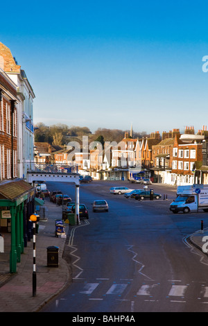 Vue de dessus le long de la rue principale dans la ville de marché typiquement anglais de Marlborough Wiltshire England UK Banque D'Images