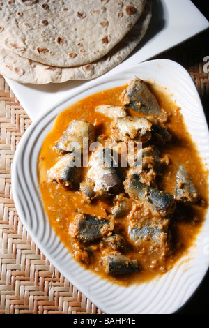 Varutharacha est un curry de poisson style kerala curry de poisson dans lequel le poisson est cuit avec de la pâte de noix de coco sauce tamarin et épices indiennes Banque D'Images