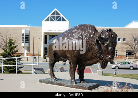 Centre pour les arts, construit en 1994, sur le campus de l'Université de Buffalo Buffalo symbolique avec la sculpture à l'avant Banque D'Images