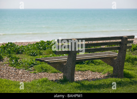 Un banc public en bois abandonné surplombant la plage de Ferring dans le Sussex, UK Banque D'Images