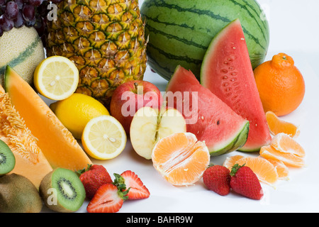 Un grand nombre de tranches de fruits tropicaux frais sur fond blanc Banque D'Images