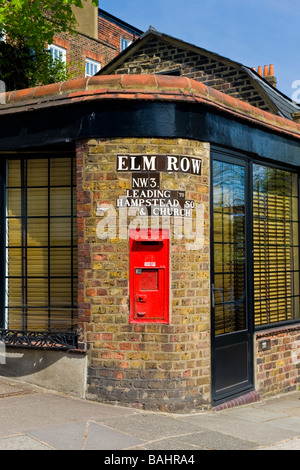 Le printemps à Hampstead Village , Rangée , Elm murale lettre victorienne victorienne fort & le nom de la route inscription intégré dans la maçonnerie Banque D'Images