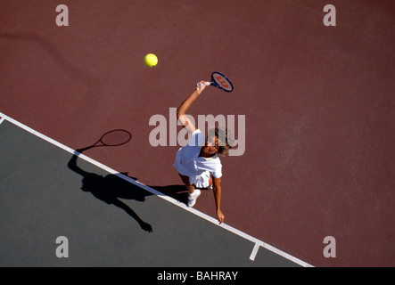 Vue de dessus de tennis player frapper la balle avec une raquette Banque D'Images