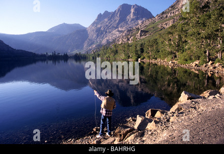 Angler sur la boucle du lac juin, l'Est de la Californie, près de l'autoroute 158. Banque D'Images