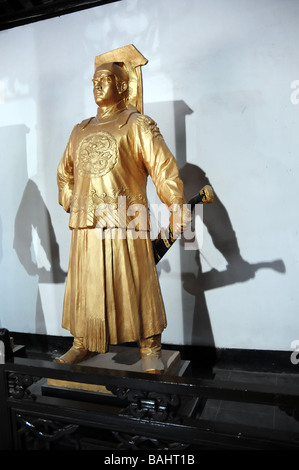 Effet d'or statue de Lord Bao bodyguard, célèbre pour être juste et honnête. Seigneur Bao's Temple, Hefei. Banque D'Images