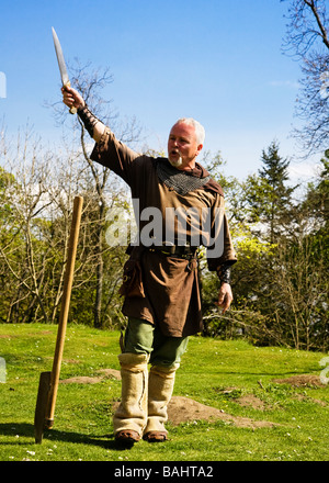 Un homme habillé en costume d'époque raconte l'histoire de William Wallace à touristes, ville de Stirling, Écosse. Banque D'Images