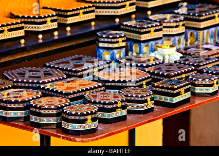 Handcrafted boîtes jewelly sur l'affichage à l'extérieur d'un magasin à l'Alhambra (Alhambra) - désigné Site du patrimoine mondial de l'UNESCO. Banque D'Images