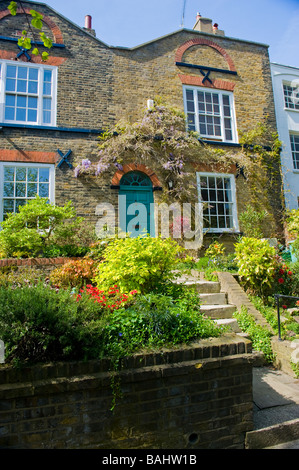 Le printemps à Hampstead Village , pittoresque vieille cabane , maison , maisons & jardins dans le ballon à pied Banque D'Images