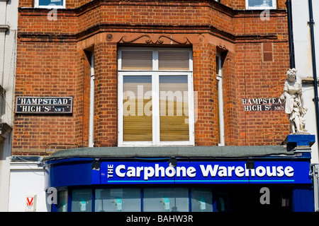 Le printemps à Hampstead Village , Hampstead High Street Road sign le 18 ème siècle avec statue sur Carphone Warehouse shop Banque D'Images