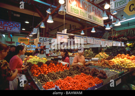 Fruits et légumes frais destinés à la vente à l'agriculteur à l'étal de fruits du marché public de Granville Island Vancouver British Columbia Canada Banque D'Images