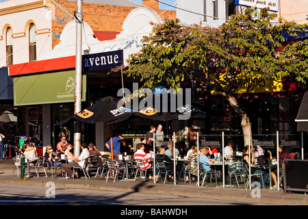 Cafés et restaurants de Melbourne / Diners plaisir à manger en plein air dans la localité de banlieue de Melbourne Albert Park.L'Australie. Banque D'Images