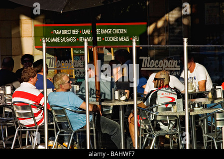 Cafés et restaurants de Melbourne / Diners plaisir à manger en plein air dans la localité de banlieue de Melbourne Albert Park.L'Australie. Banque D'Images