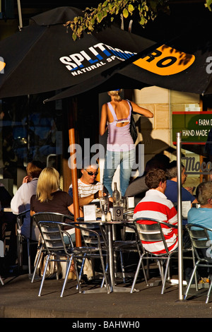 Cafés et restaurants de Melbourne / Diners plaisir à manger en plein air dans la localité de banlieue de Melbourne Albert Park.L'Australie. Banque D'Images