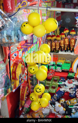 Bouquet de ballons Smiley pendaison au shop pour la vente Banque D'Images