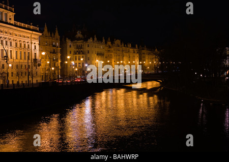 Nuit boulevard riverside à Prague République Tchèque Banque D'Images