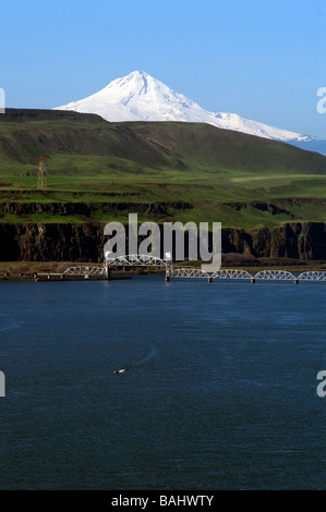 La Gorge de la rivière Columbia et avec le Mont Hood et le pont dans la distance Banque D'Images