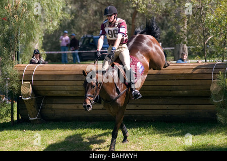 Cavalier et son cheval en compétition en ski de fond durant la compétition de l'événement en 2004 Adelaide International Horse Trials Australie du Sud Banque D'Images